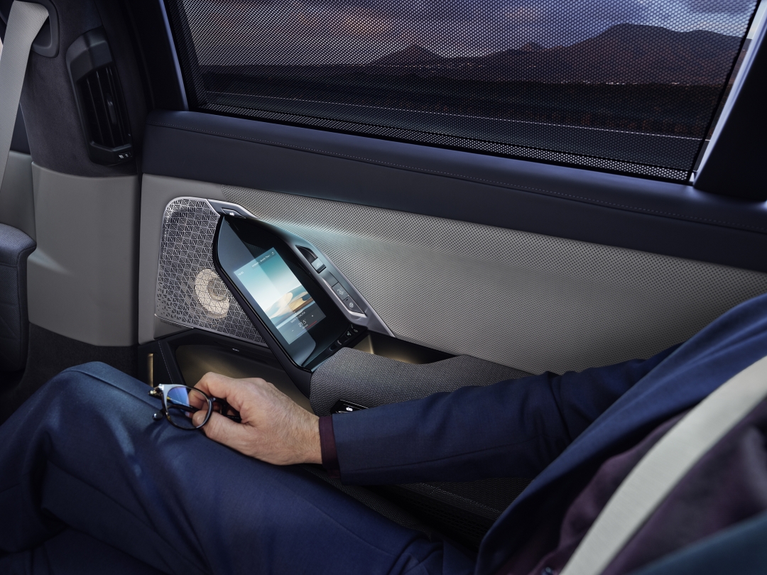 Задние двери с интегрированными сенсорными экранами.