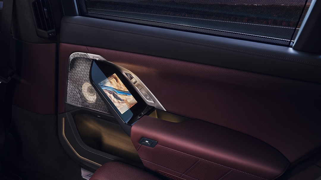 Біріктірілген сенсорлық экрандармен жабдықталған артқы есіктер. 